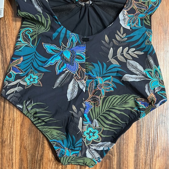 Amoressa Allana Blixen One Piece - Picture 11 of 16